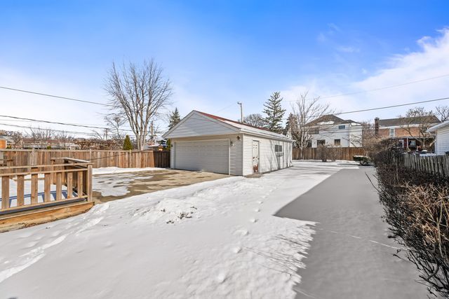 1233 S Prospect Avenue, Park Ridge, IL 60068