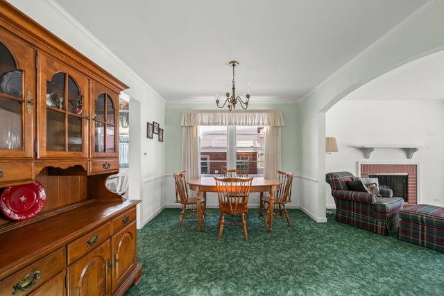 1233 S Prospect Avenue, Park Ridge, IL 60068