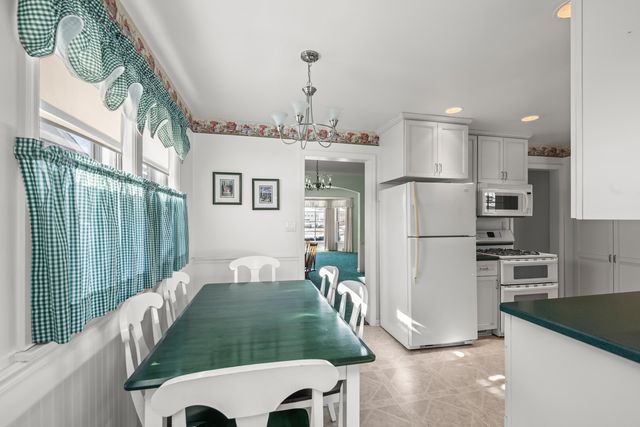 1233 S Prospect Avenue, Park Ridge, IL 60068