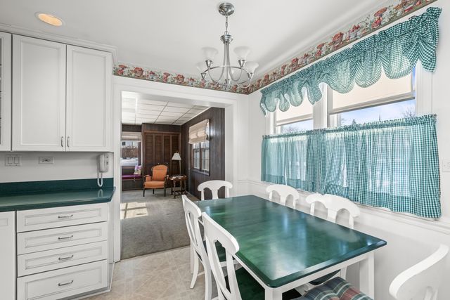 1233 S Prospect Avenue, Park Ridge, IL 60068