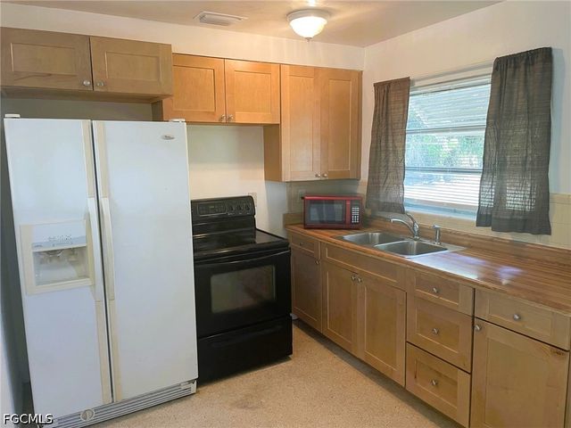 1916 Flamingo DR, North Fort Myers, FL 33917