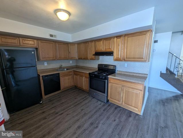 136 COLONIAL SQUARE DR, Lindenwold, NJ 08021