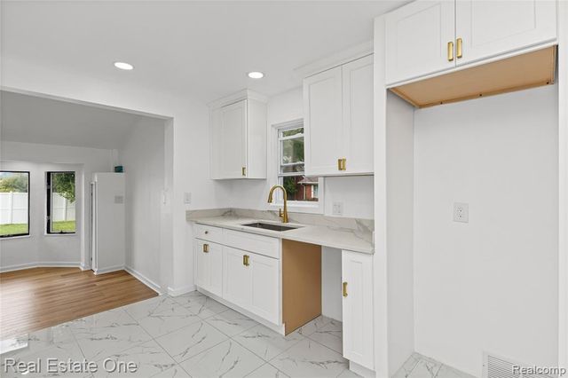 24713 Lois Lane, Southfield, MI 48075