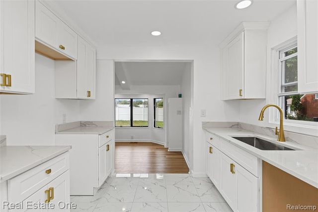 24713 Lois Lane, Southfield, MI 48075