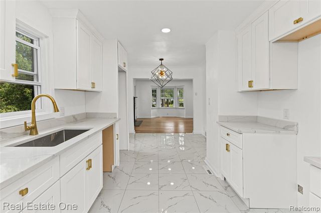 24713 Lois Lane, Southfield, MI 48075