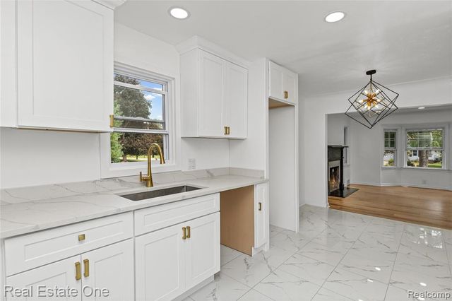 24713 Lois Lane, Southfield, MI 48075