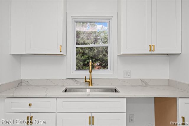 24713 Lois Lane, Southfield, MI 48075