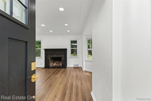 24713 Lois Lane, Southfield, MI 48075