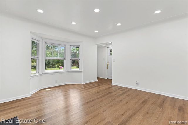 24713 Lois Lane, Southfield, MI 48075