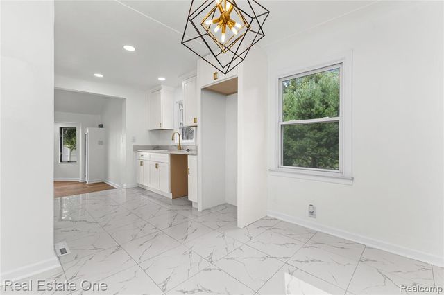 24713 Lois Lane, Southfield, MI 48075