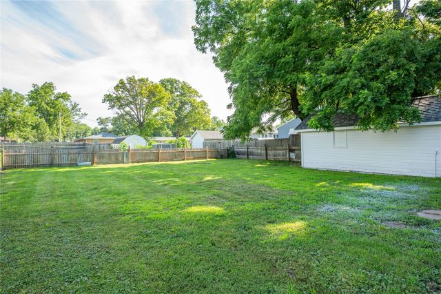 714 N 6th Avenue E, Newton, IA 50208