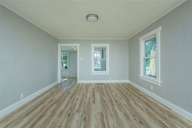 714 N 6th Avenue E, Newton, IA 50208