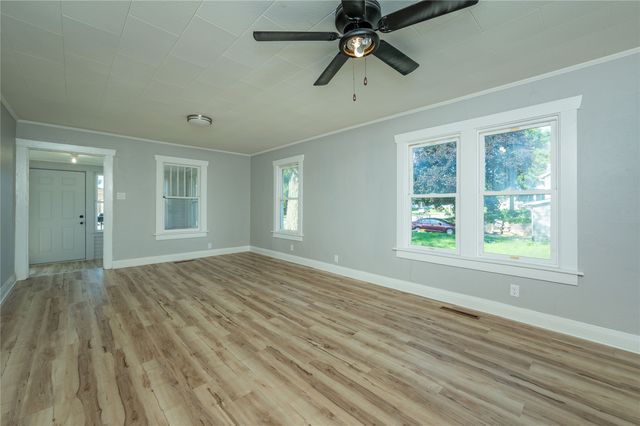 714 N 6th Avenue E, Newton, IA 50208
