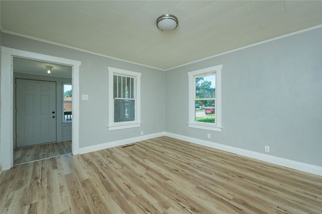 714 N 6th Avenue E, Newton, IA 50208