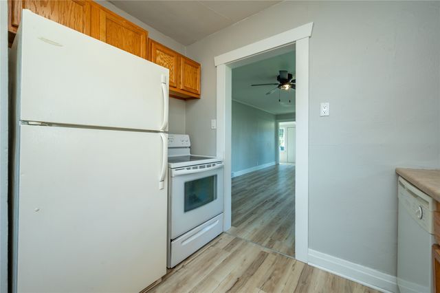 714 N 6th Avenue E, Newton, IA 50208