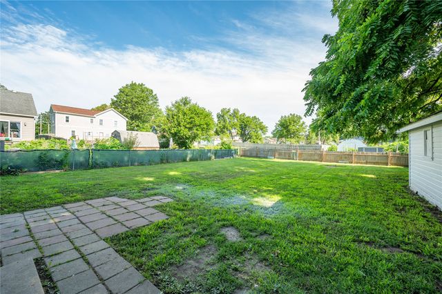 714 N 6th Avenue E, Newton, IA 50208