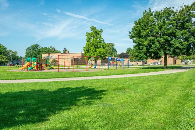 714 N 6th Avenue E, Newton, IA 50208
