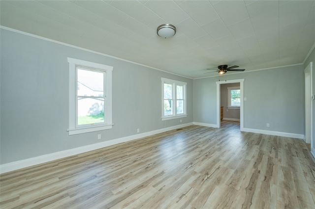 714 N 6th Avenue E, Newton, IA 50208