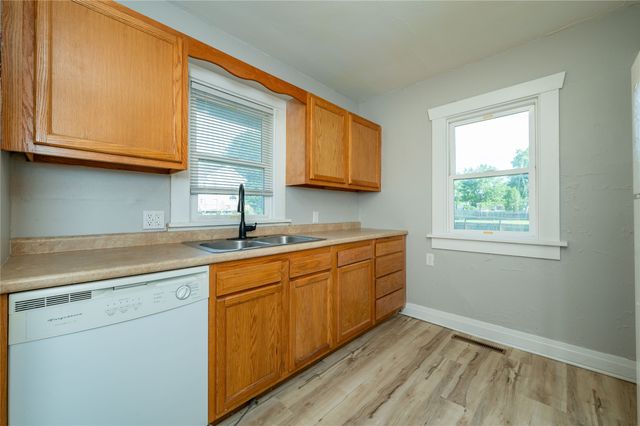 714 N 6th Avenue E, Newton, IA 50208