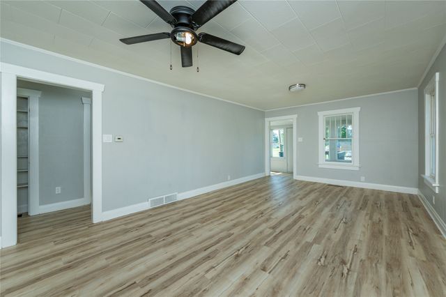 714 N 6th Avenue E, Newton, IA 50208