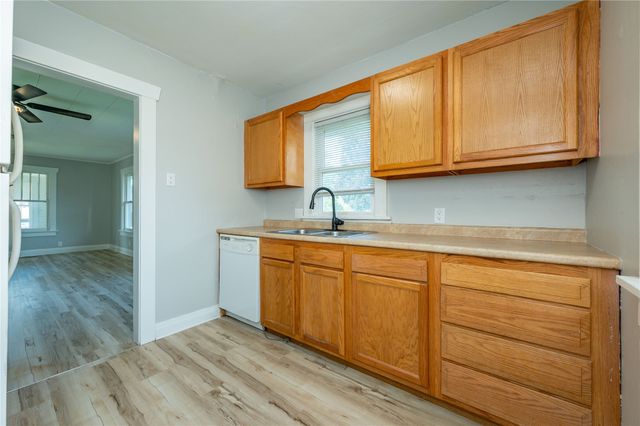 714 N 6th Avenue E, Newton, IA 50208