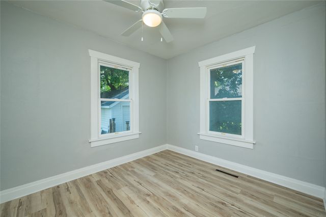 714 N 6th Avenue E, Newton, IA 50208