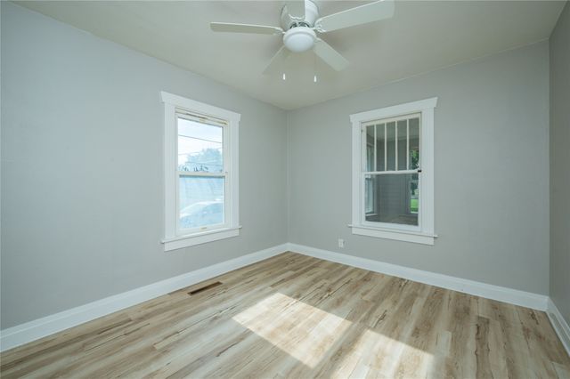 714 N 6th Avenue E, Newton, IA 50208
