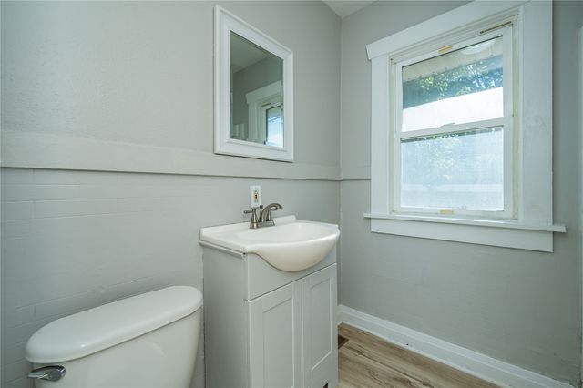 714 N 6th Avenue E, Newton, IA 50208
