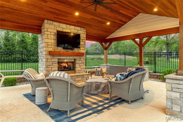 1069 Whitmoor Drive, Weldon Spring, MO 63304