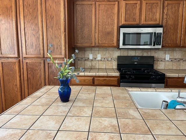 2392 S Playa, Fresno, CA 93727