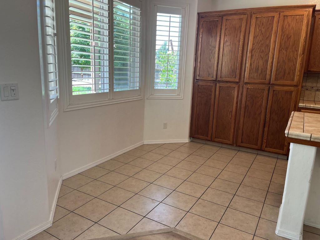 Image 12 of property listing at 2392 S Playa, Fresno, CA 93727