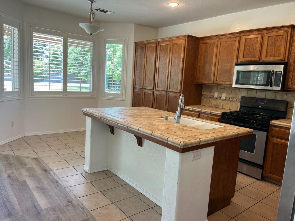 Image 13 of property listing at 2392 S Playa, Fresno, CA 93727