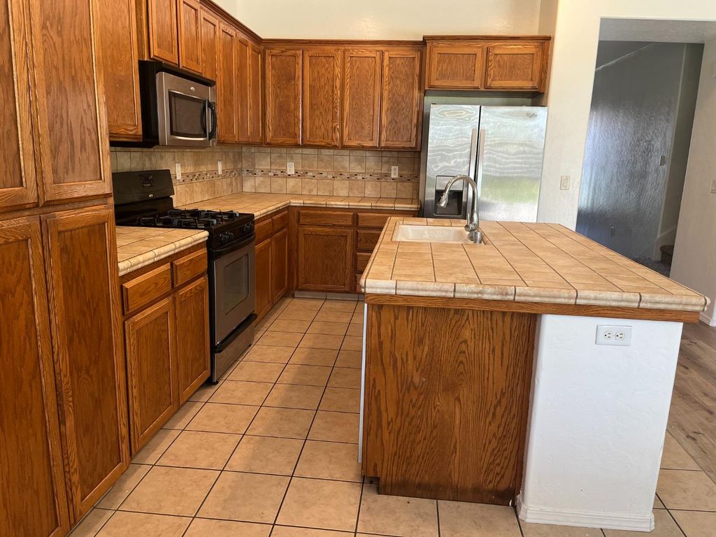 Image 14 of property listing at 2392 S Playa, Fresno, CA 93727