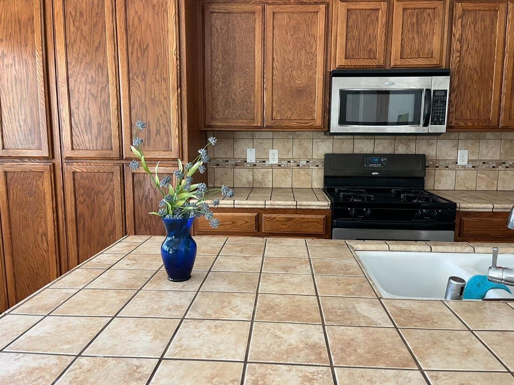 Image 15 of property listing at 2392 S Playa, Fresno, CA 93727