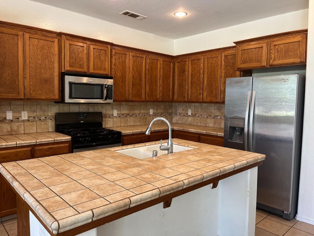 Image 16 of property listing at 2392 S Playa, Fresno, CA 93727