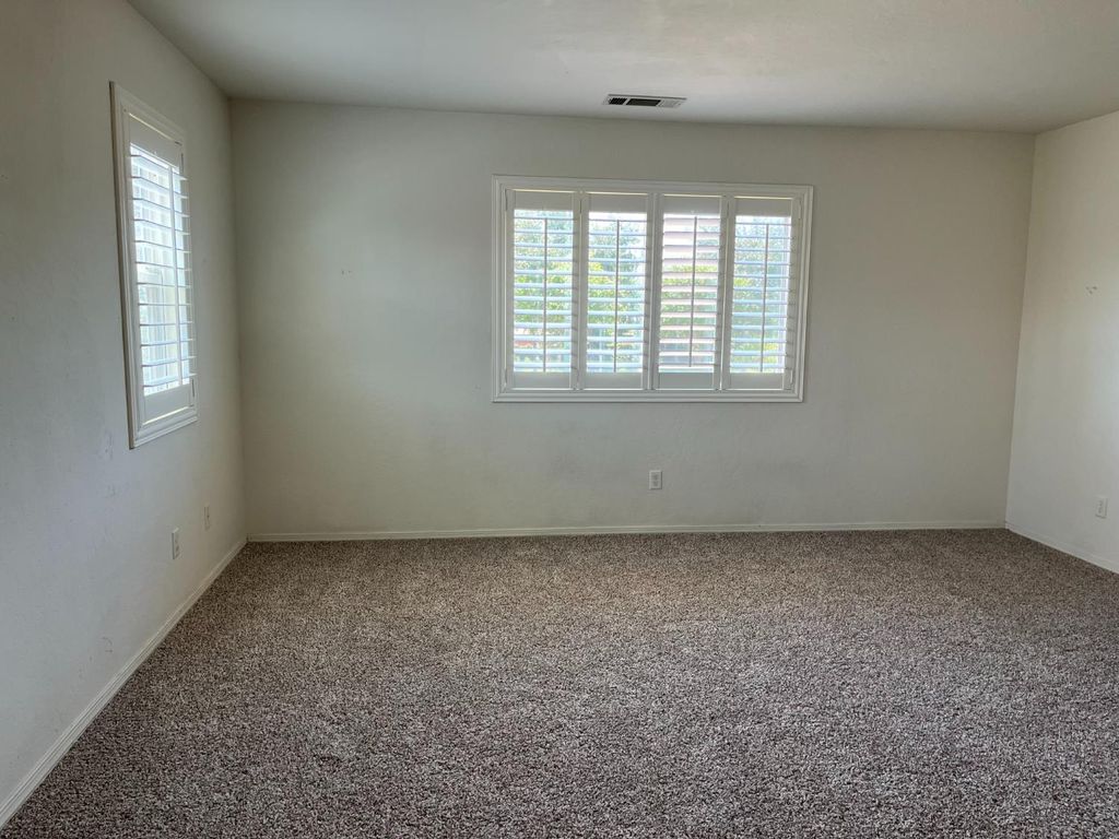Image 17 of property listing at 2392 S Playa, Fresno, CA 93727