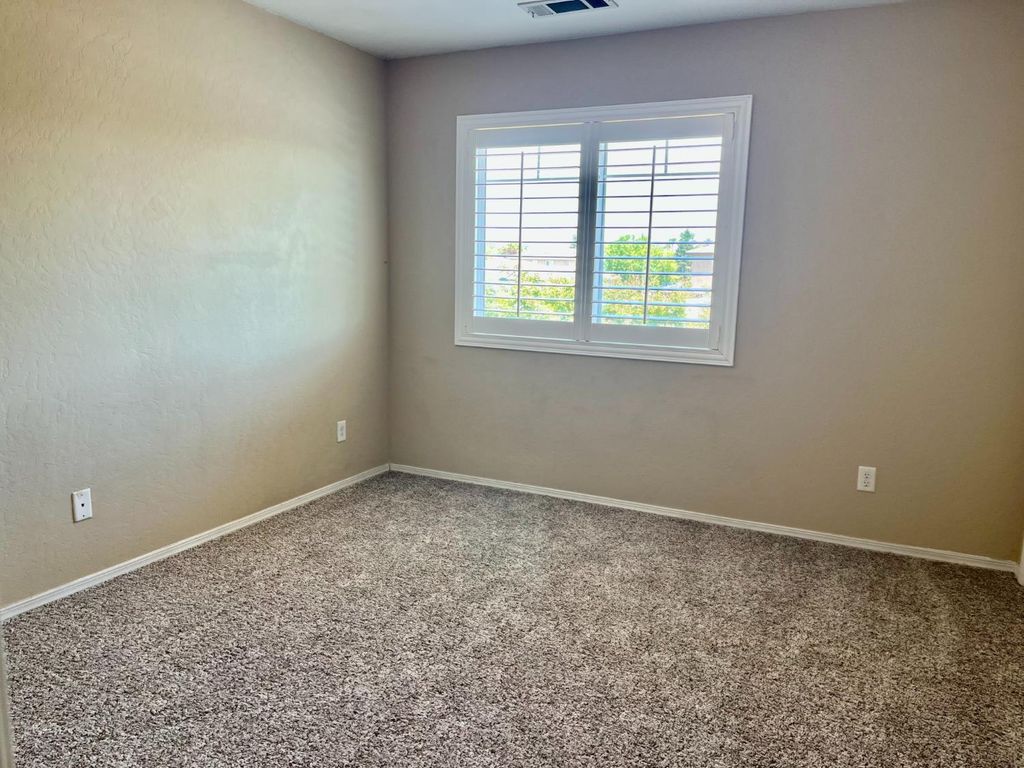 Image 18 of property listing at 2392 S Playa, Fresno, CA 93727