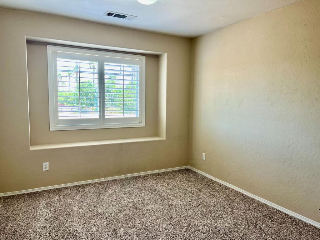 Image 19 of property listing at 2392 S Playa, Fresno, CA 93727