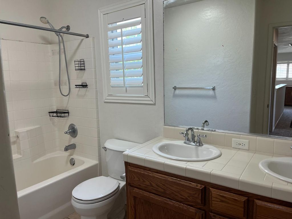 Image 24 of property listing at 2392 S Playa, Fresno, CA 93727