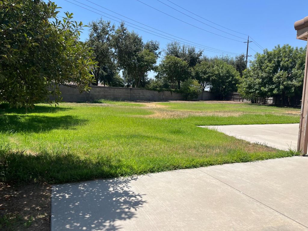 Image 25 of property listing at 2392 S Playa, Fresno, CA 93727