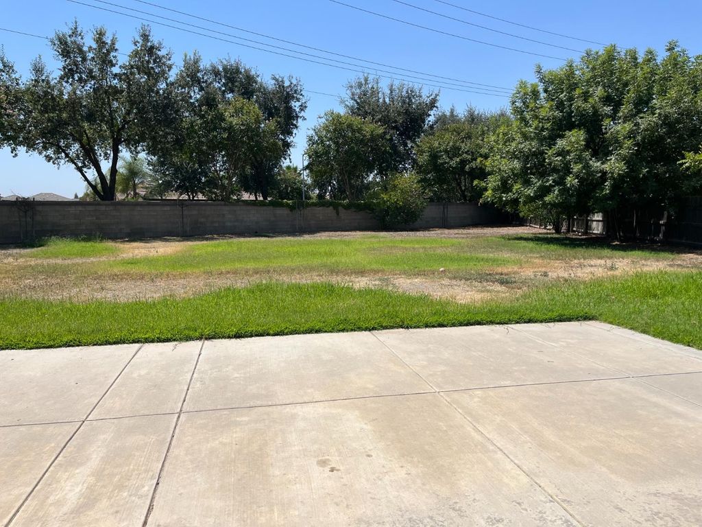 Image 26 of property listing at 2392 S Playa, Fresno, CA 93727