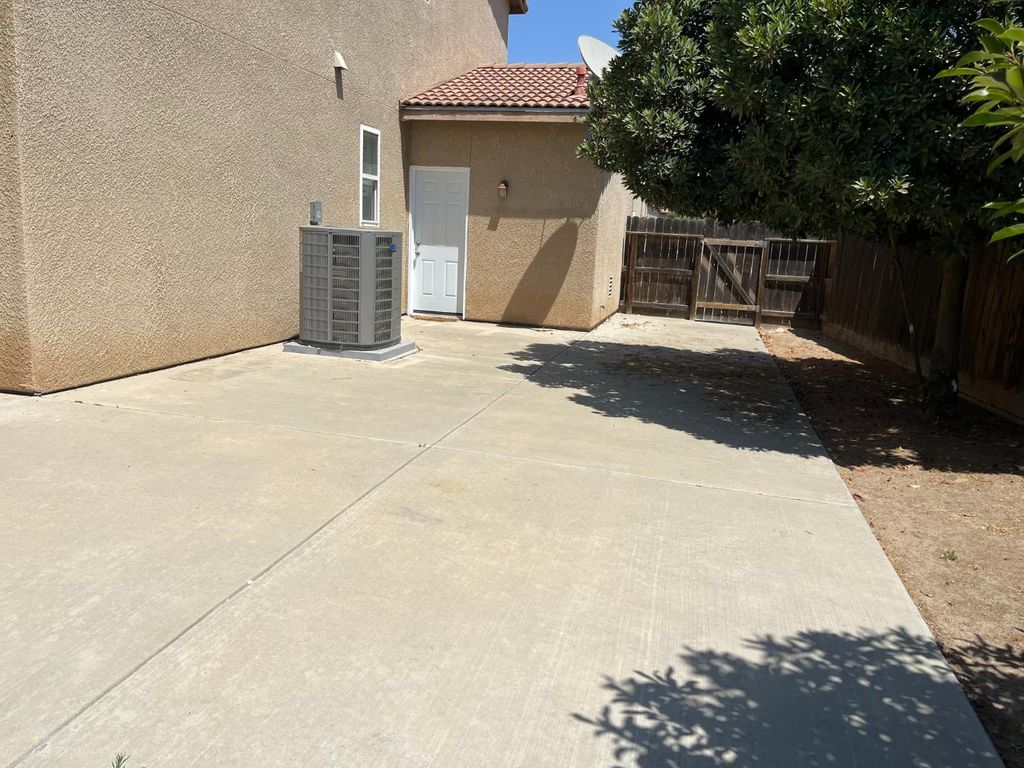 Image 29 of property listing at 2392 S Playa, Fresno, CA 93727