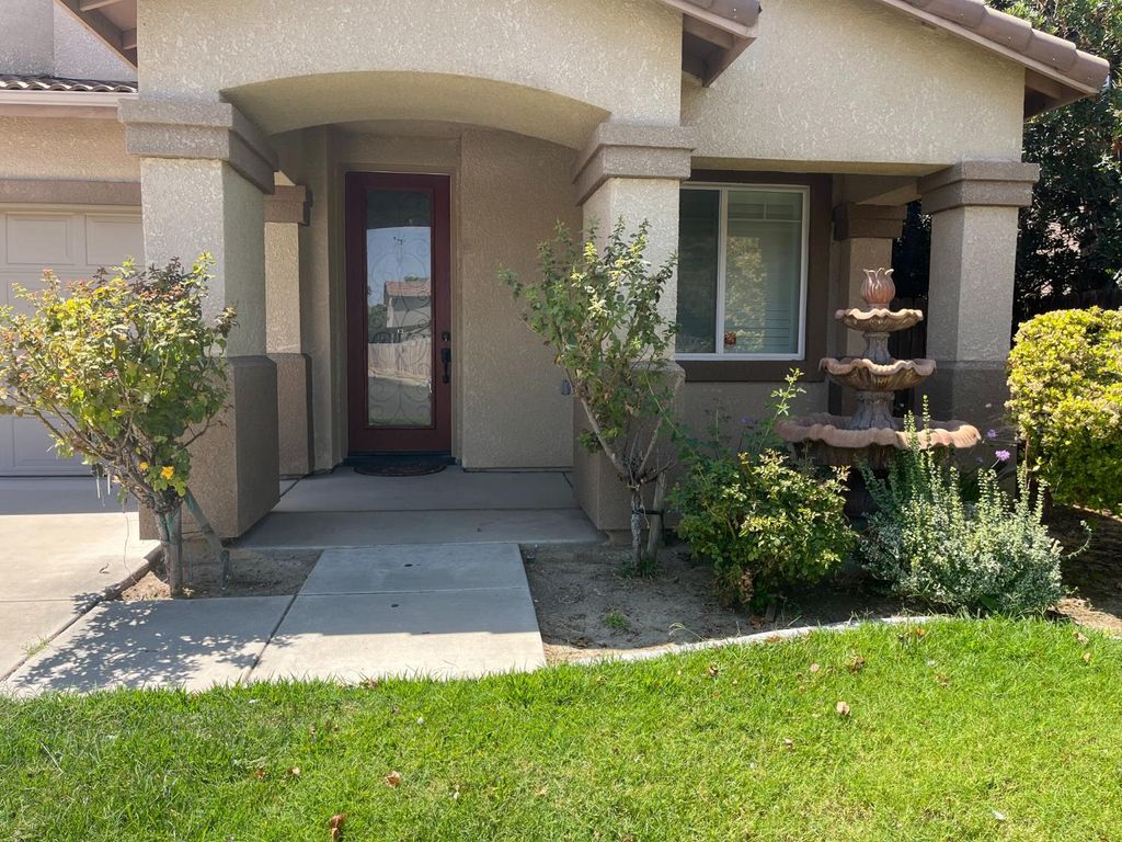 Image 3 of property listing at 2392 S Playa, Fresno, CA 93727