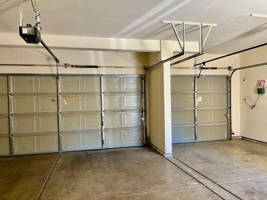 Image 30 of property listing at 2392 S Playa, Fresno, CA 93727