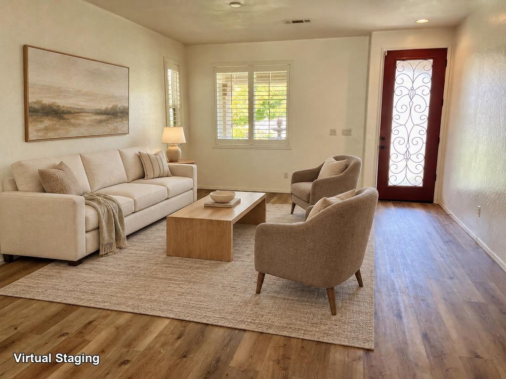 Image 4 of property listing at 2392 S Playa, Fresno, CA 93727