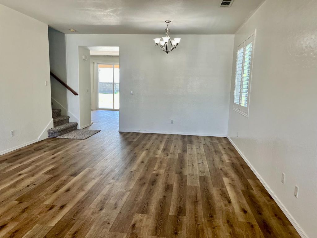 Image 7 of property listing at 2392 S Playa, Fresno, CA 93727