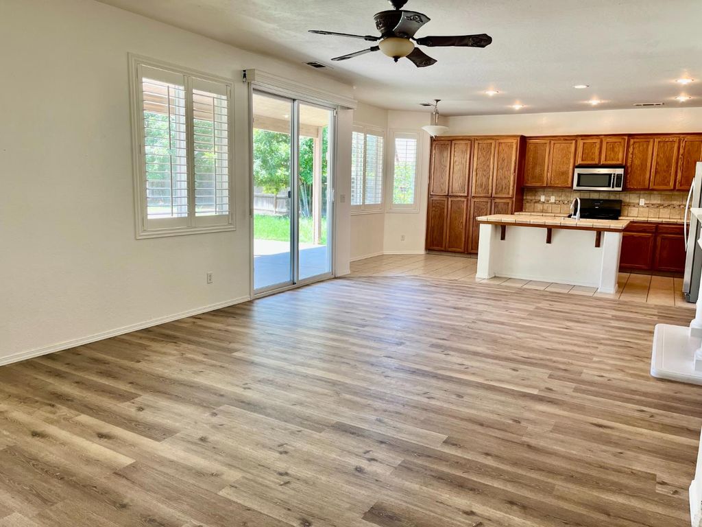Image 8 of property listing at 2392 S Playa, Fresno, CA 93727