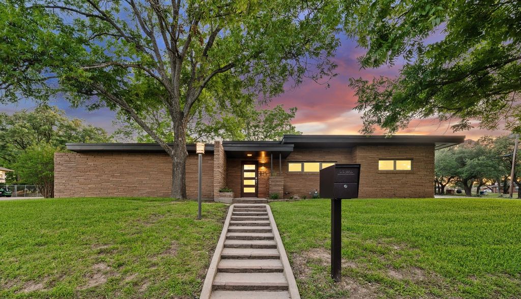 511 Sunset Street, Clifton, TX 76634