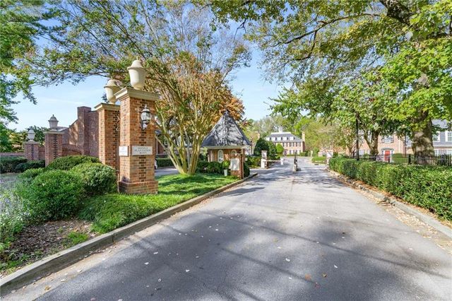 6 Scotland NW Place, Atlanta, GA 30318