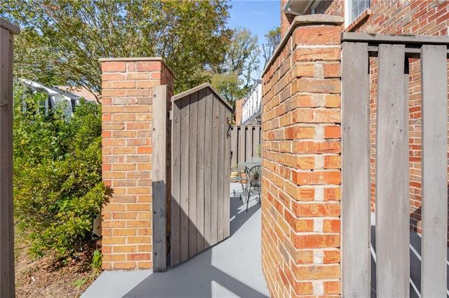 6 Scotland NW Place, Atlanta, GA 30318